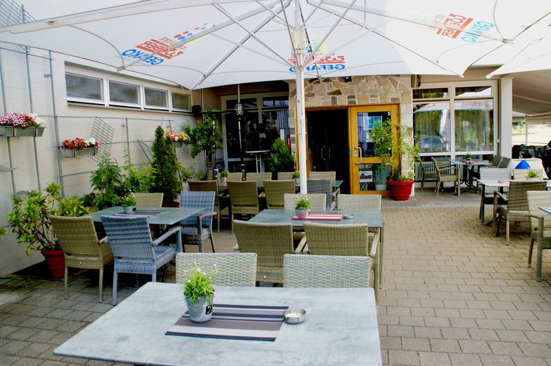 Sonnige Terrasse mit Sonnenschirmen