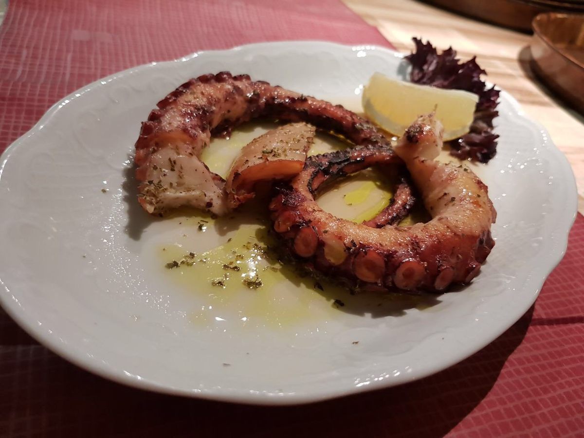 Gegrillter Oktopus mit Olivenöl und Zitrone